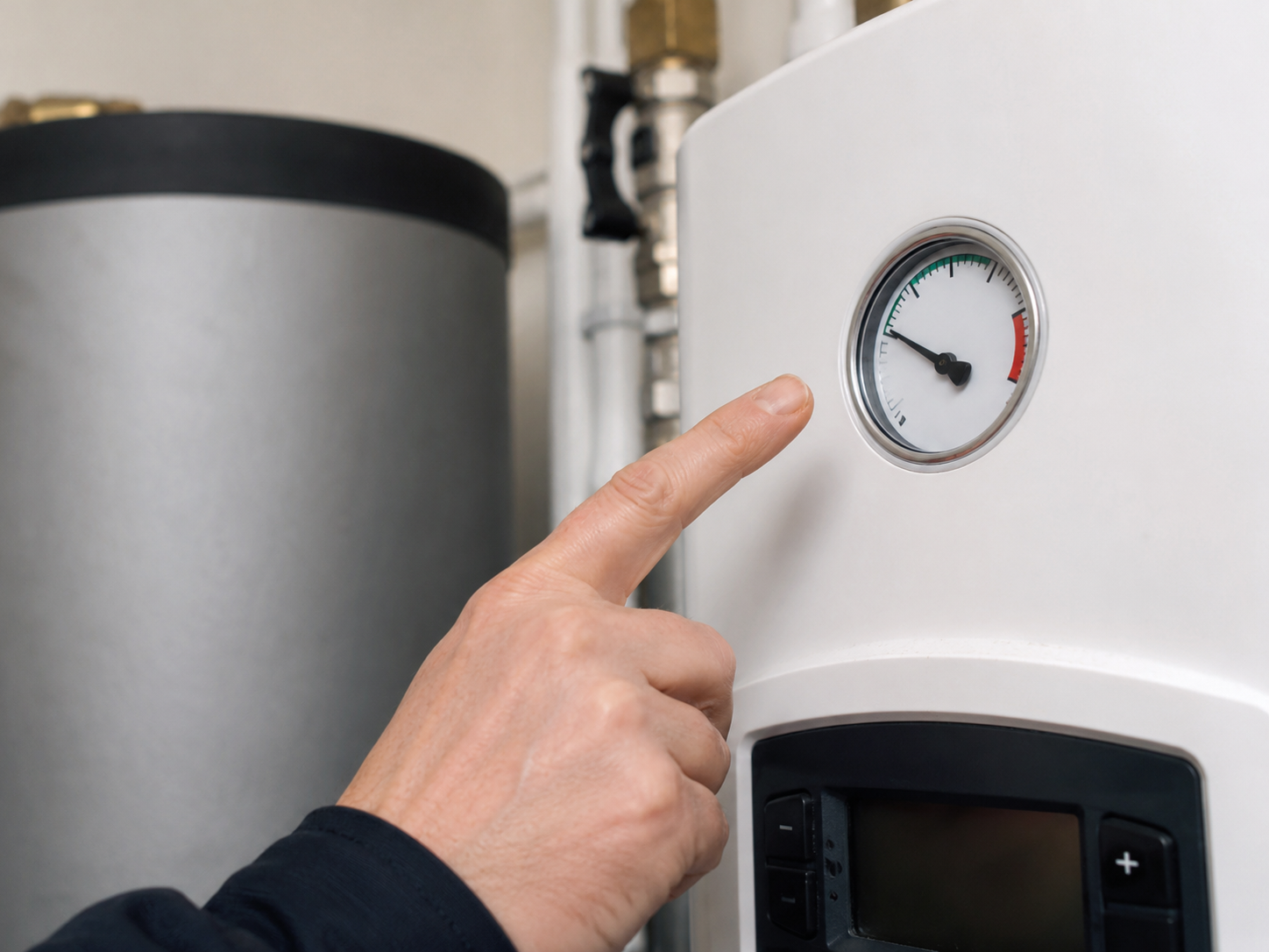 Loodgieter controleert drukmeter van cv-ketel