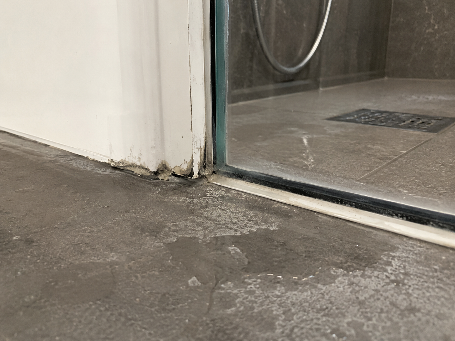 Loodgieter onderzoekt lekkage in badkamer